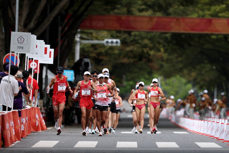 アジア大会陸上の初日に行われたハーフマラソン競歩【写真：ロイター】