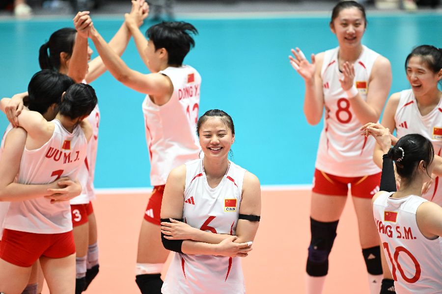日本に勝利し笑顔を見せる中国代表主将のゴン・シアンユ(中央下)【写真:徳原隆元】