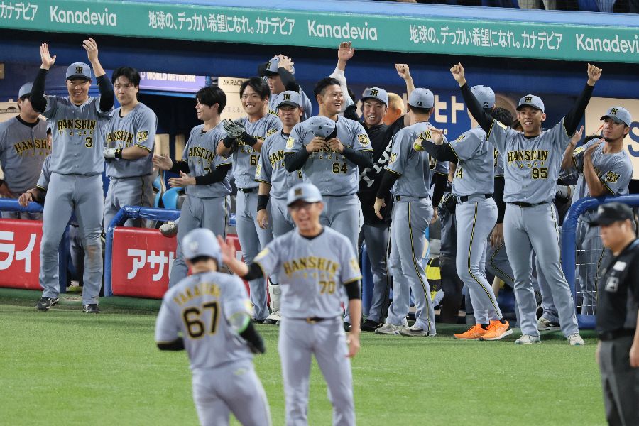11回、高寺望夢(手前左)の2点本塁打に沸く阪神ベンチ【写真:産経新聞社】