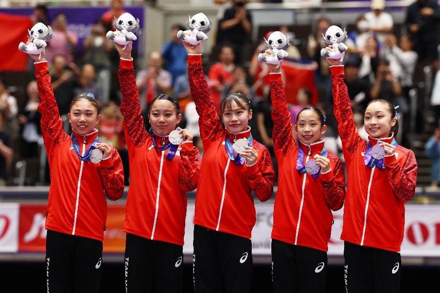 銀メダルを獲得した体操女子団体の日本代表【写真:ロイター】