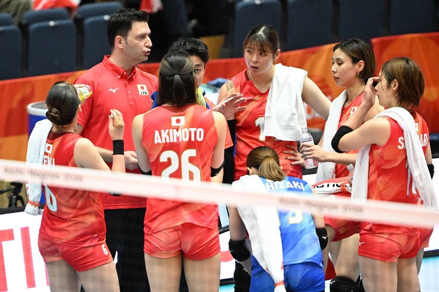 アジア大会で銀メダルを獲得したバレーボール女子日本代表【写真:徳原隆元】