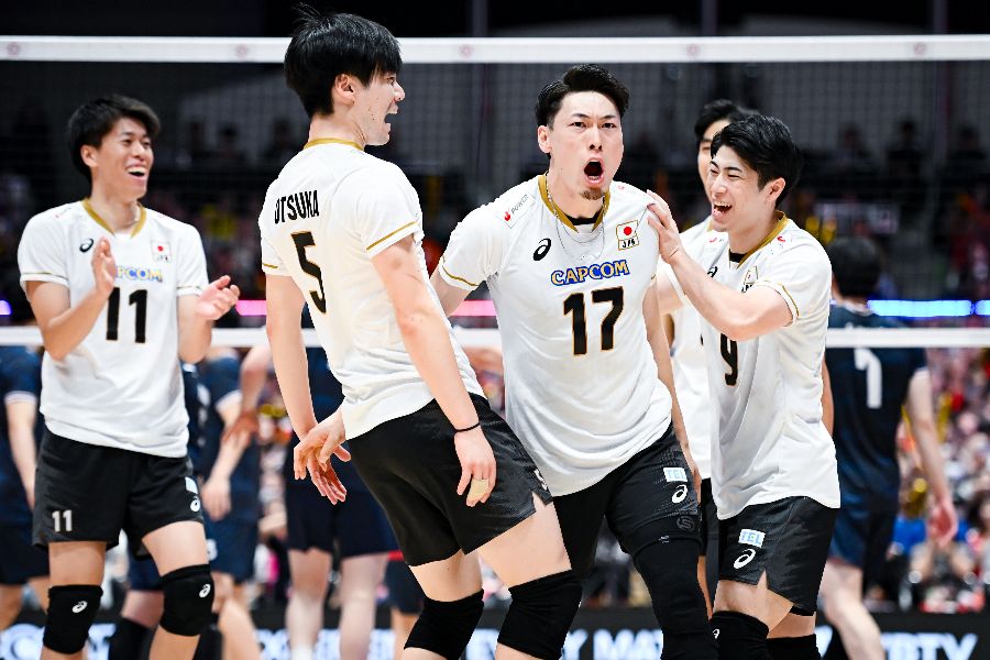 バレーボール日本代表の大塚達宣（左から2番目）と西本圭吾（左から3番目）【写真：中戸川知世】