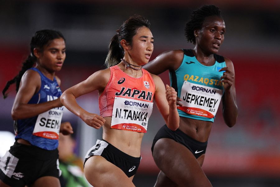 女子1万メートルで銀メダルを獲得した田中希実(中央)【写真:ロイター】