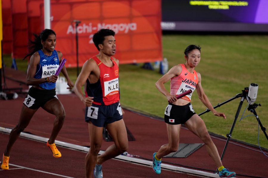 前にいたUAEがバトンを落とし、接触しかけた日本のアンカー中尾柚希(右)【写真:奥井隆史 】