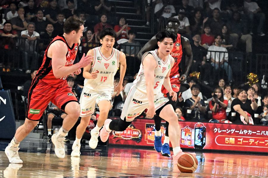 パースと対戦する千葉ジェッツの瀬川琉久ら【写真：長嶺真輝】