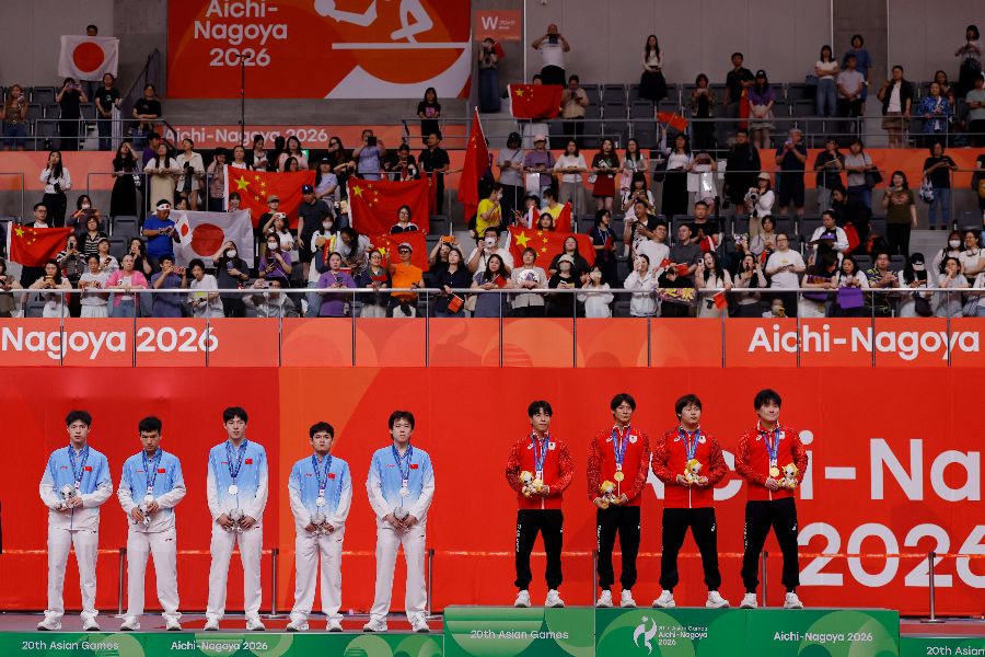 アジア大会の卓球男子団体戦、金メダルの日本(右)と銀メダルの中国【写真:ロイター】