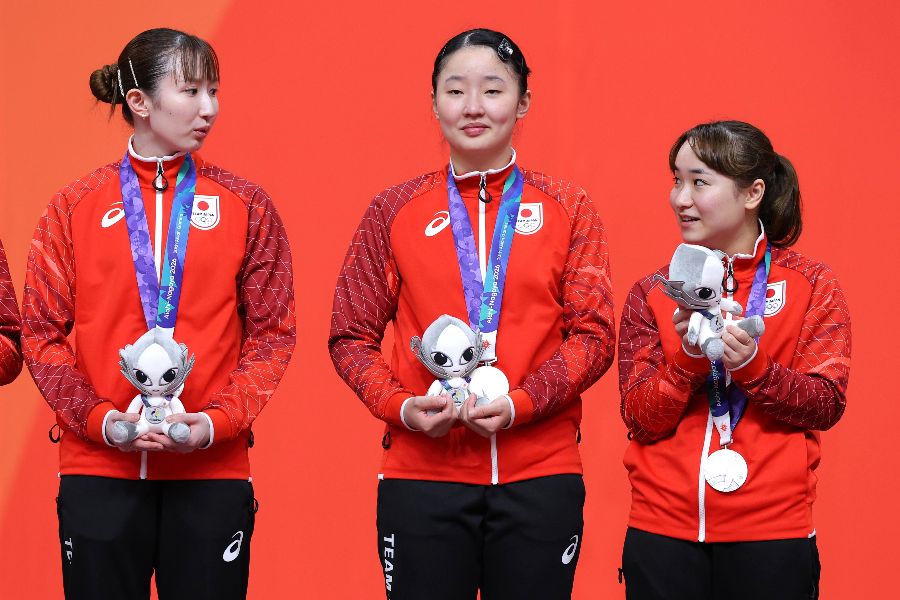アジア大会の卓球女子団体戦で銀メダルを獲得した日本(左から早田ひな、張本美和、伊藤美誠)【写真:スポーツ報知/アフロ】
