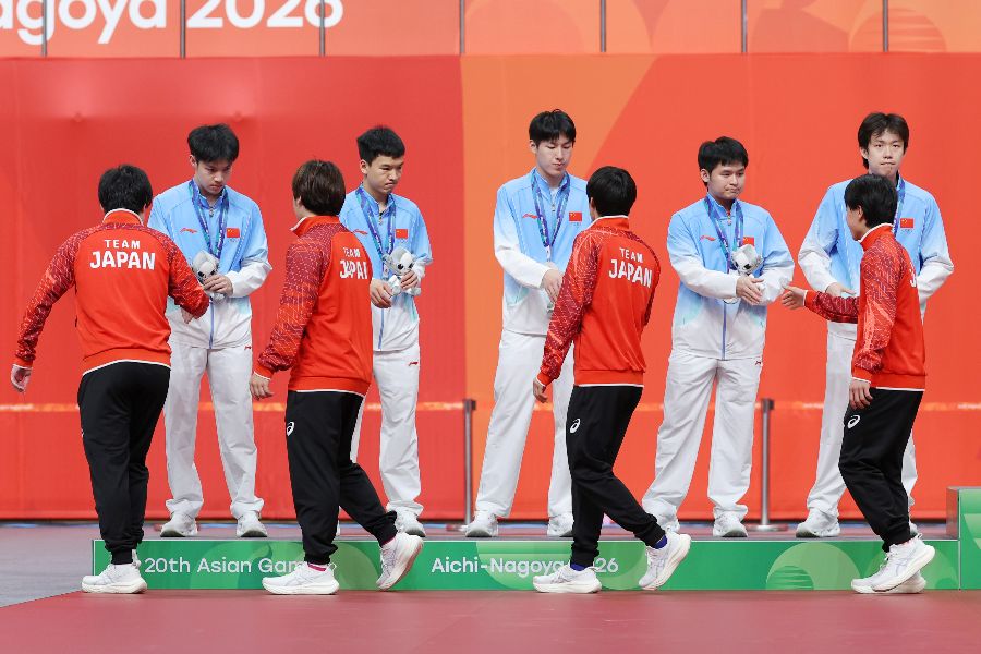 アジア大会卓球男子団体戦、表彰式で日本と握手する中国の選手たち【写真：スポーツ報知/アフロ】