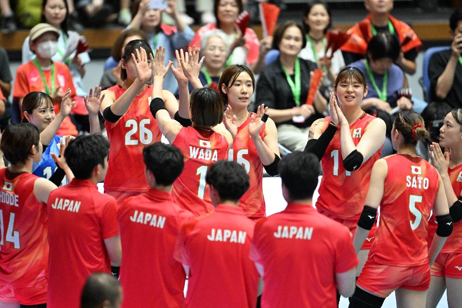 バレーボール女子日本代表の選手たち(山田は右から3人目)【写真:徳原隆元】