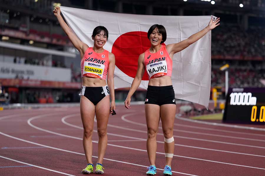 銀メダルを獲得した梶木菜々香（右）と田中友梨（左）【写真：奥井隆史】
