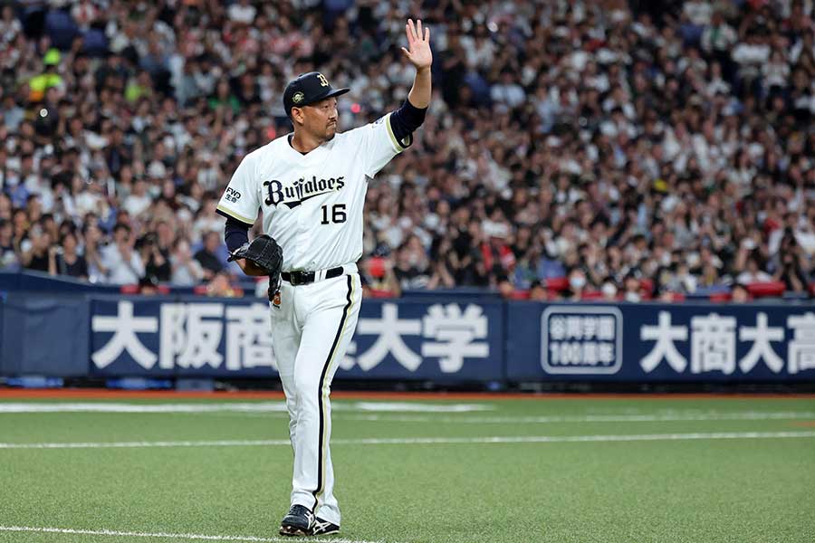 ソフトバンク戦で引退登板した平野佳寿【写真：産経新聞社】
