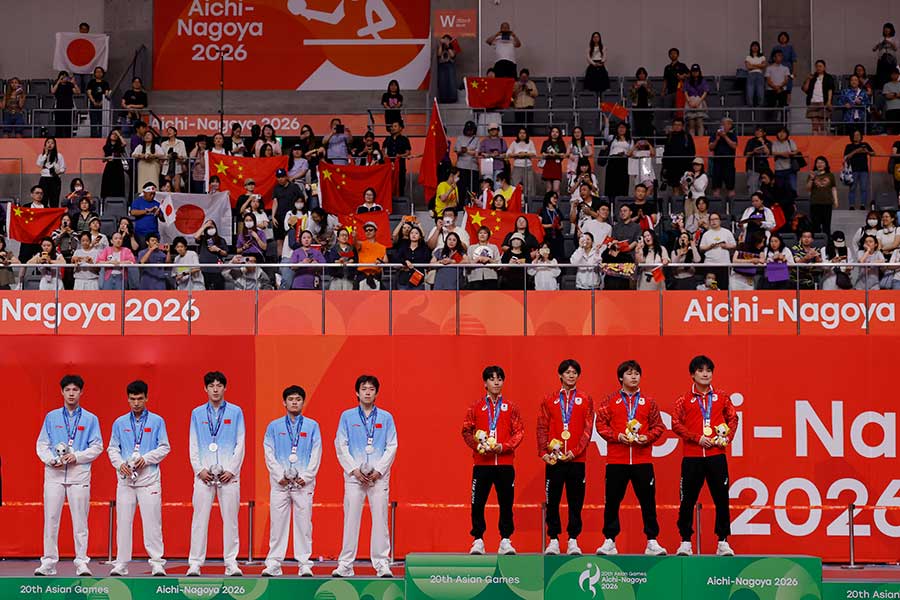 卓球男子団体で銀メダルだった中国(左)は日本に表彰台の真ん中を譲った【写真:ロイター】