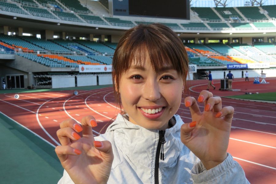 オレンジカラーのネイルで笑顔を見せる現役時代の市川華菜さん