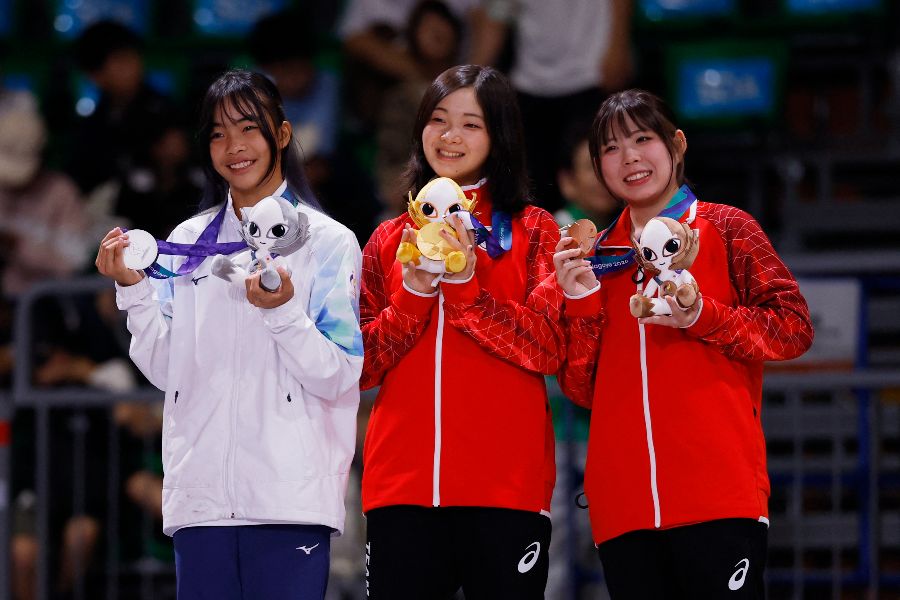 アジア大会女子スケートボードの表彰台に上がった3人【写真：ロイター】