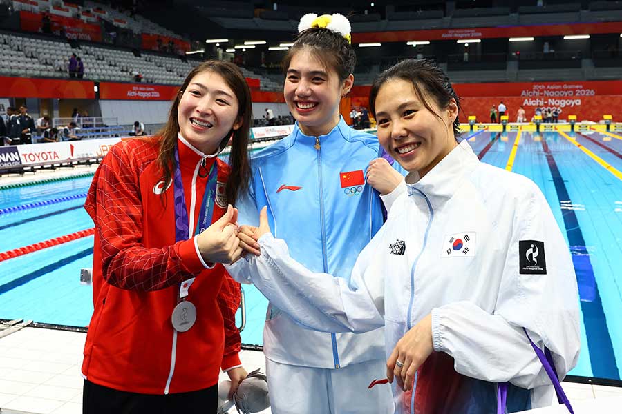 50メートルバタフライで銅メダルを獲得した池江璃花子（左）と金メダルの張雨霏（中央）【写真：ロイター】