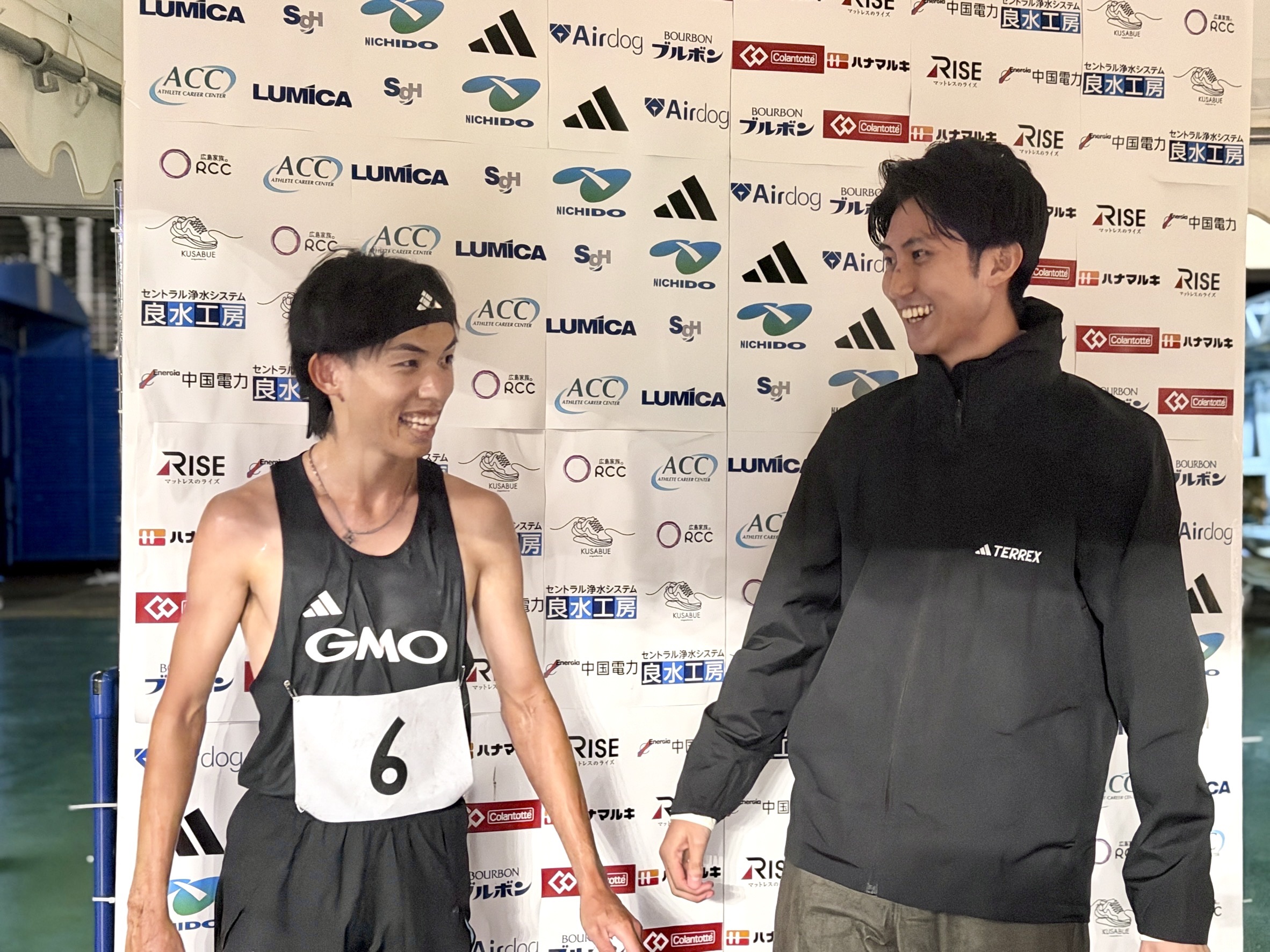 レースを終えて笑顔の黒田朝日（左）と青学大OBの福井放送・田中悠登アナウンサー【写真：上田悠太】