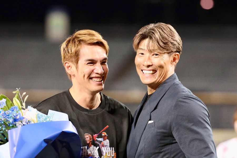 サプライズ登場の糸井さん(右)と笑顔をみせる陽【写真:羽鳥慶太】