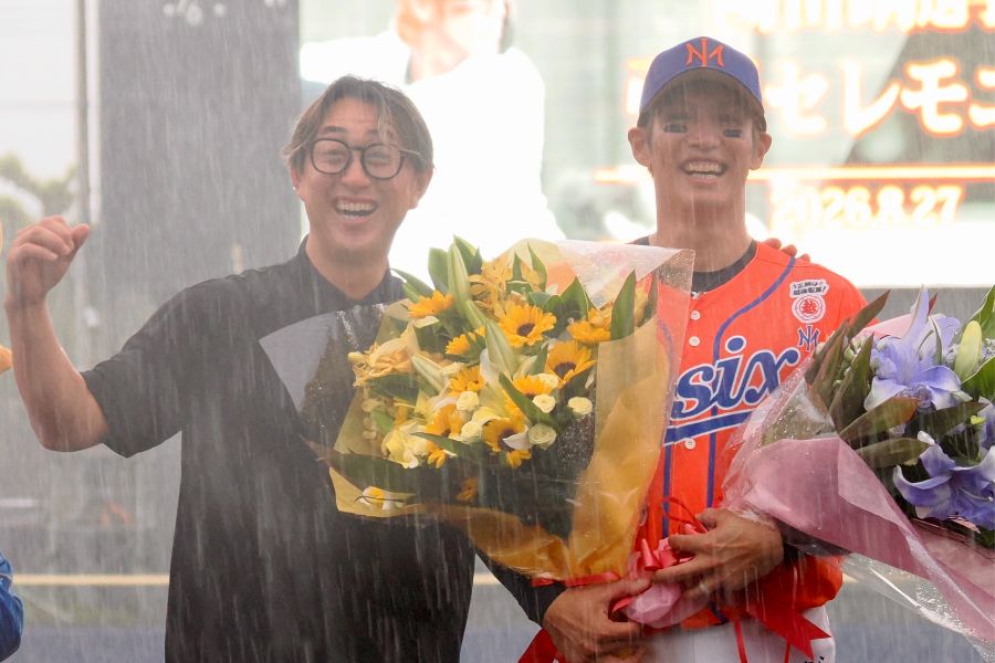 今成さん（左）は日本ハムの本拠地・鎌ケ谷でのセレモニーで陽と大笑い【写真：羽鳥慶太】