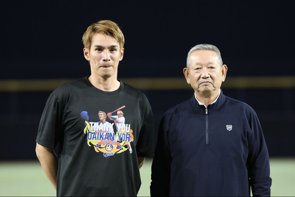 引退セレモニーで並んだ陽と「日本のお父さん」こと平松さん【写真：羽鳥慶太】