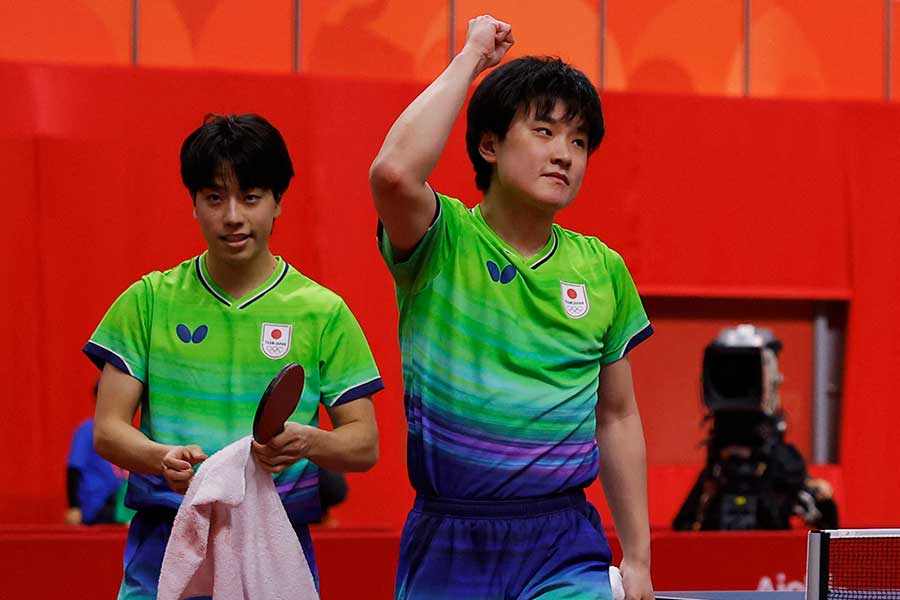 卓球男子ダブルス準決勝を戦った篠塚大登（左）と張本智和【写真：ロイター】
