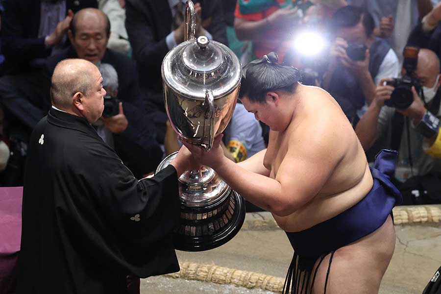 優勝賜杯を受け取る大の里(右)【写真:スポーツ報知/アフロ】