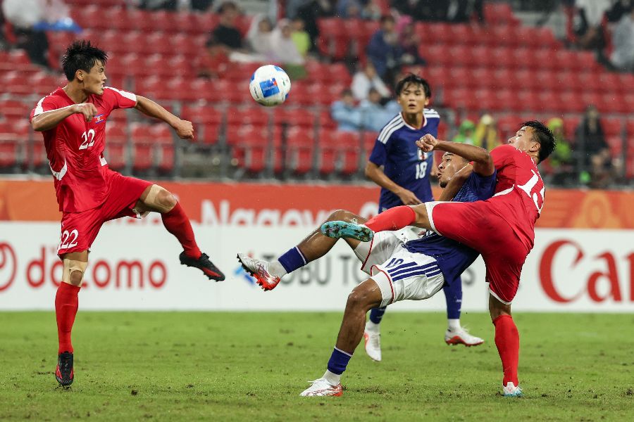 アジア大会のサッカー準々決勝、競り合う日本と北朝鮮【写真：VCG/アフロ】