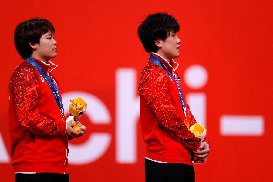 アジア大会の卓球男子団体戦で金メダルを獲得した日本の張本智和（右）と松島輝空【写真：ロイター】