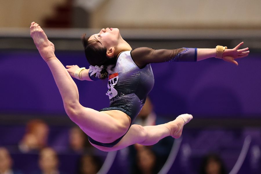 個人総合、種目別床運動で金、団体総合で銀メダルを獲得した杉原愛子【写真:大金拳一郎/アフロスポーツ】