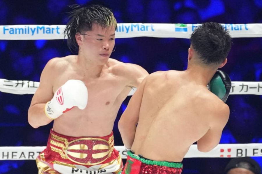 井上拓真に右パンチを当てる那須川天心（左）【写真：井上学】