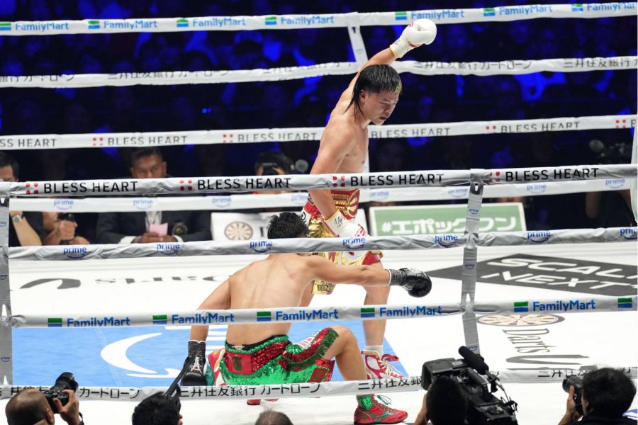 那須川天心にダウンを奪われた井上拓真(手前)【写真:井上学】