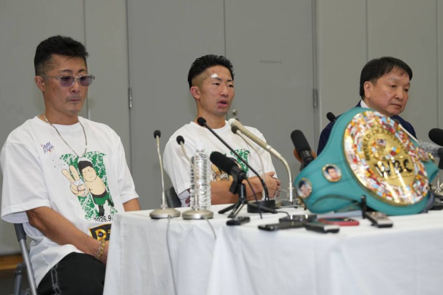 試合後の会見に出席した真吾トレーナー、井上拓真、大橋秀行会長（左から）【写真：井上学】