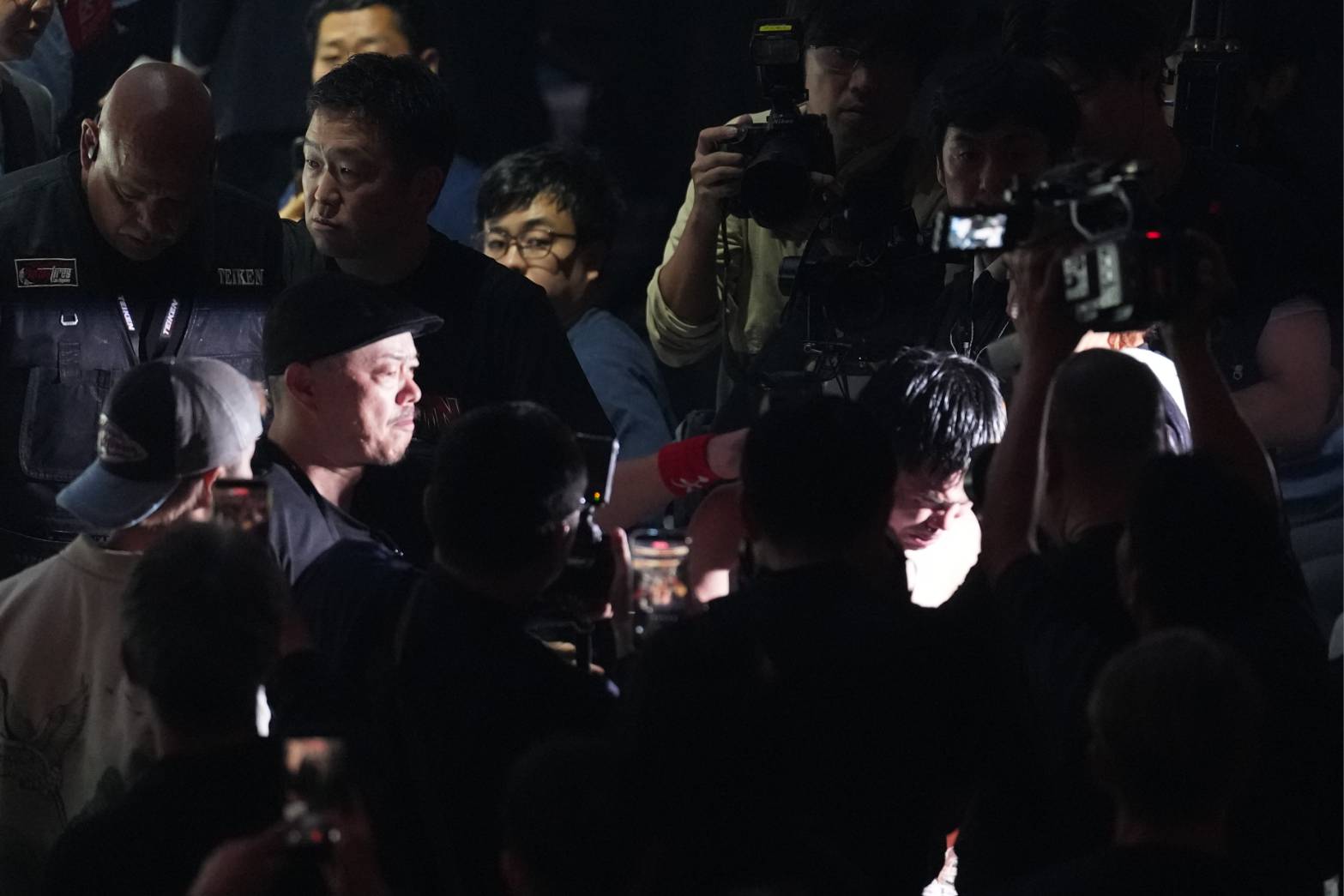 号泣する那須川(中央右)に声をかける父・弘幸さん【写真:井上学】