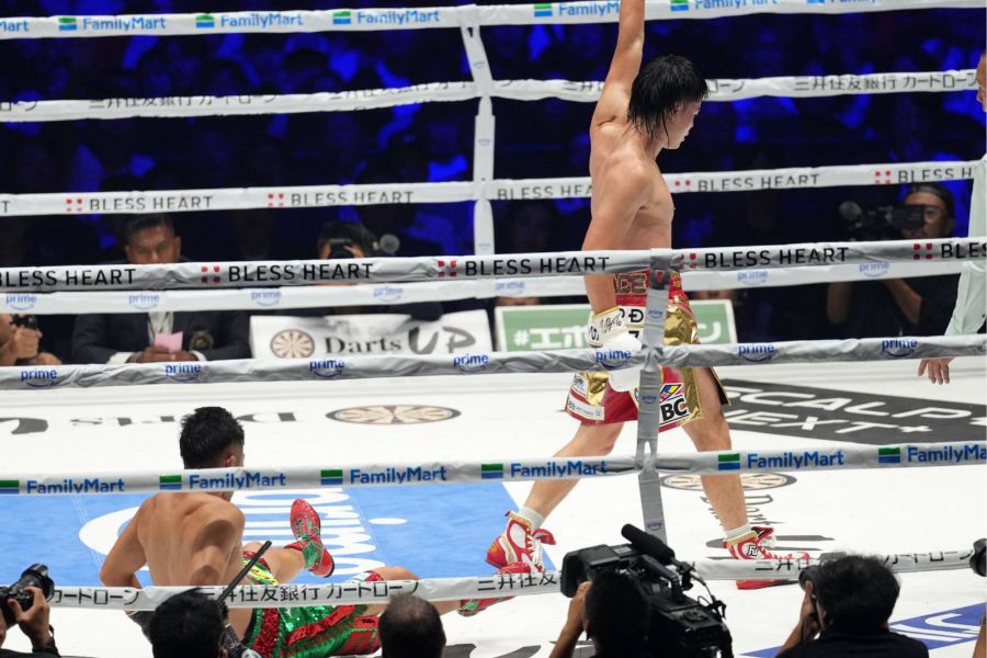 那須川天心にダウンを奪われた井上拓真（左）【写真：井上学】
