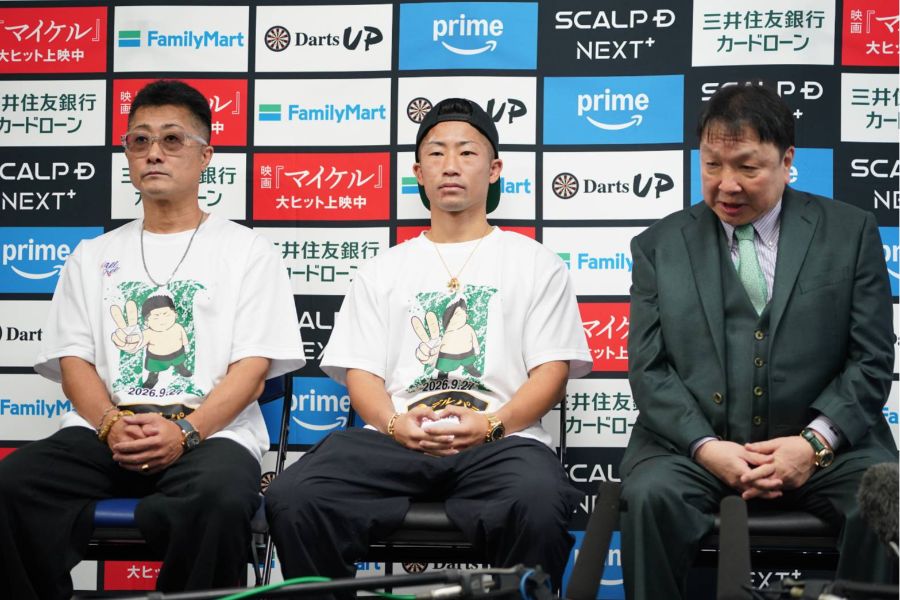 一夜明け会見に出席した真吾トレーナー、井上拓真、大橋秀行会長(左から)【写真:澤田直人】