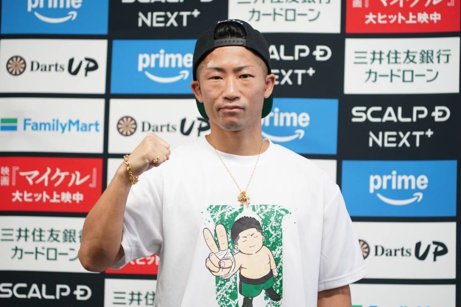 一夜明け会見でカメラに向かってポーズをとる井上拓真【写真:澤田直人】