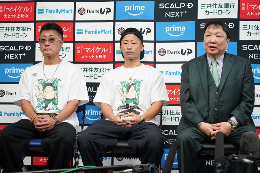 一夜明け会見を行った井上拓真の陣営【写真：澤田直人】