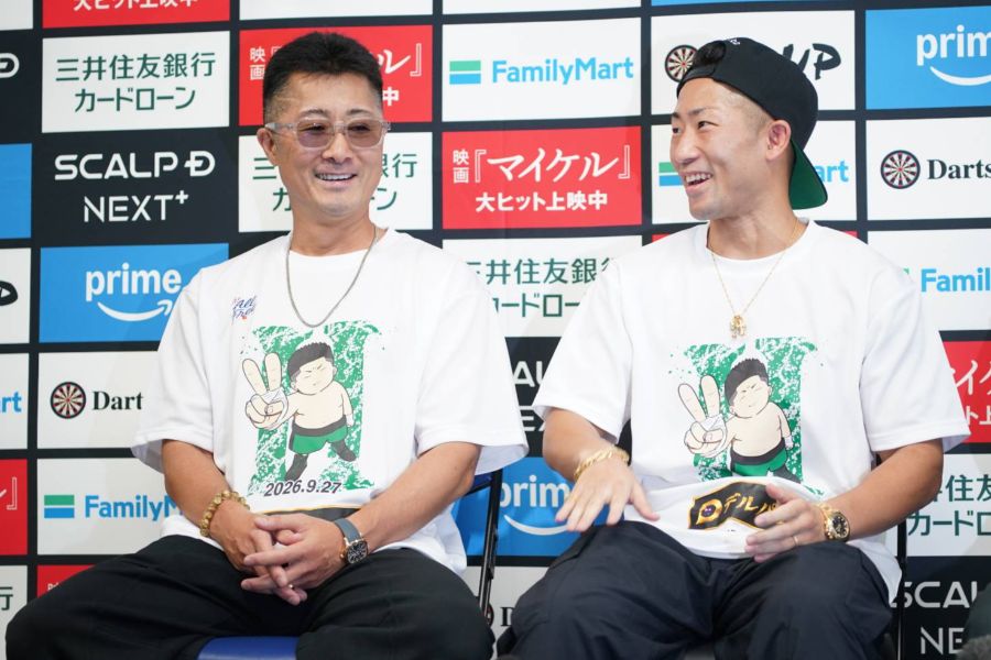 一夜明け会見で笑顔を見せた真吾トレーナー（左）と井上拓真【写真：澤田直人】