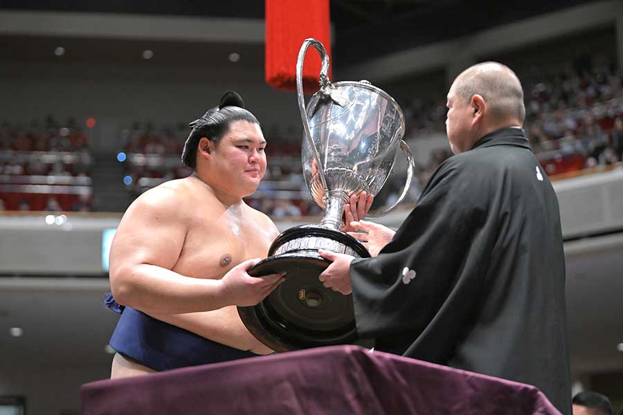 優勝を果たし、賜杯を受け取る大の里(左)【写真:スポーツ報知/アフロ】