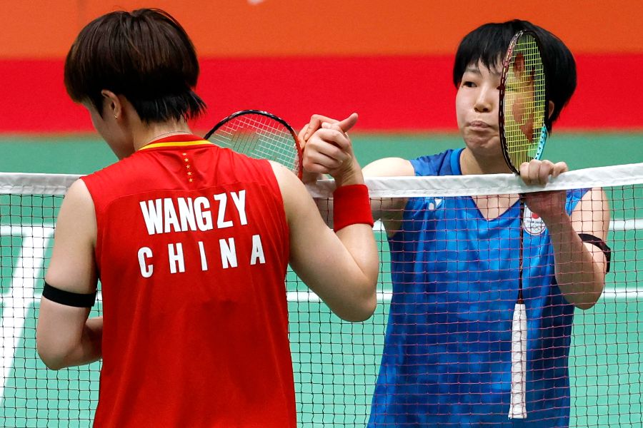 王祉怡を下して決勝に進出した山口茜（右）【写真：ロイター】