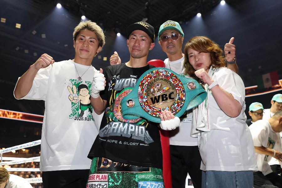 勝利後に記念撮影に応じる兄・尚弥、井上拓真、父の真吾トレーナー、母・美穂さん(左から)【写真:スポーツ報知/アフロ】