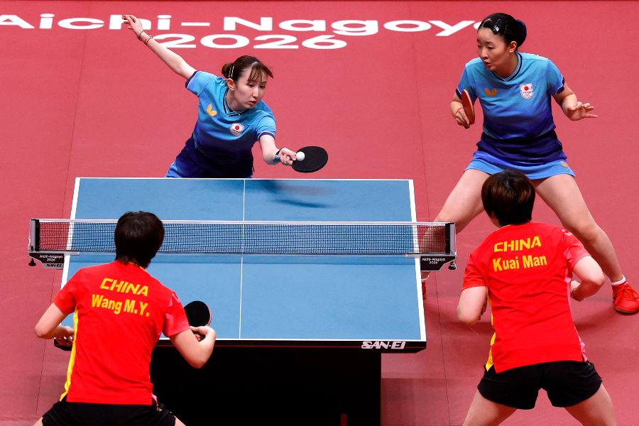 女子ダブルス決勝で中国ペアにストレート完敗した張本美和・早田ひな組【写真：ロイター】