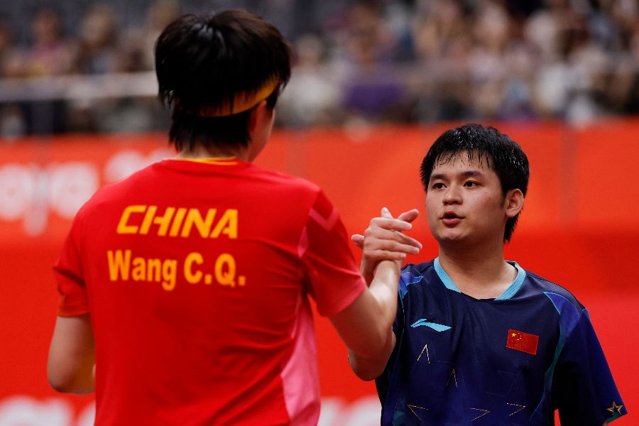 男子シングルス決勝で優勝した林詩棟（奥）と敗れた王楚欽【写真：ロイター】