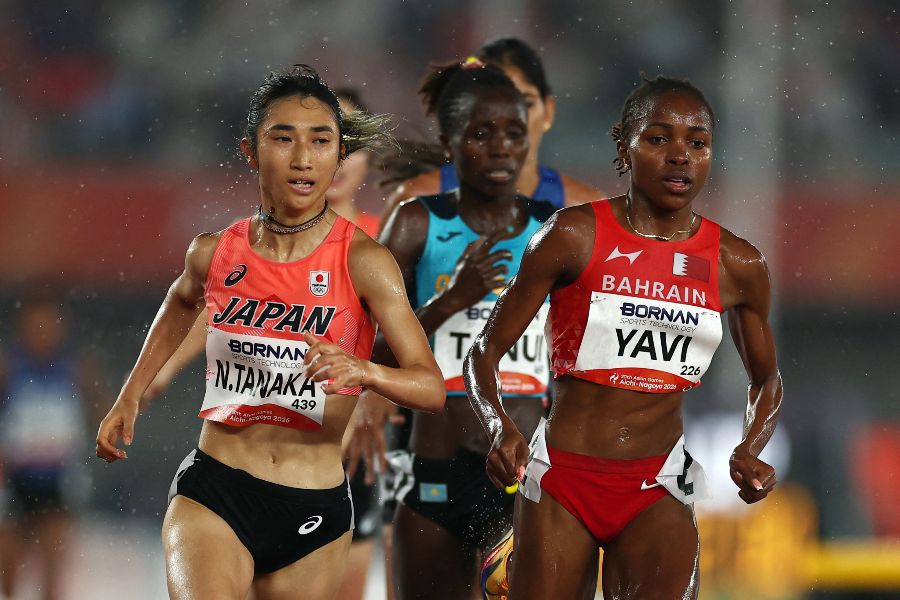 女子5000メートル決勝、ウィンフレッド・ヤビ（右）に食らいつく田中希実【写真：ロイター】