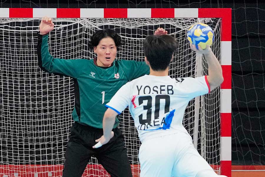 韓国戦でゴールを守る日本代表GK中村匠【写真：AP/アフロ】