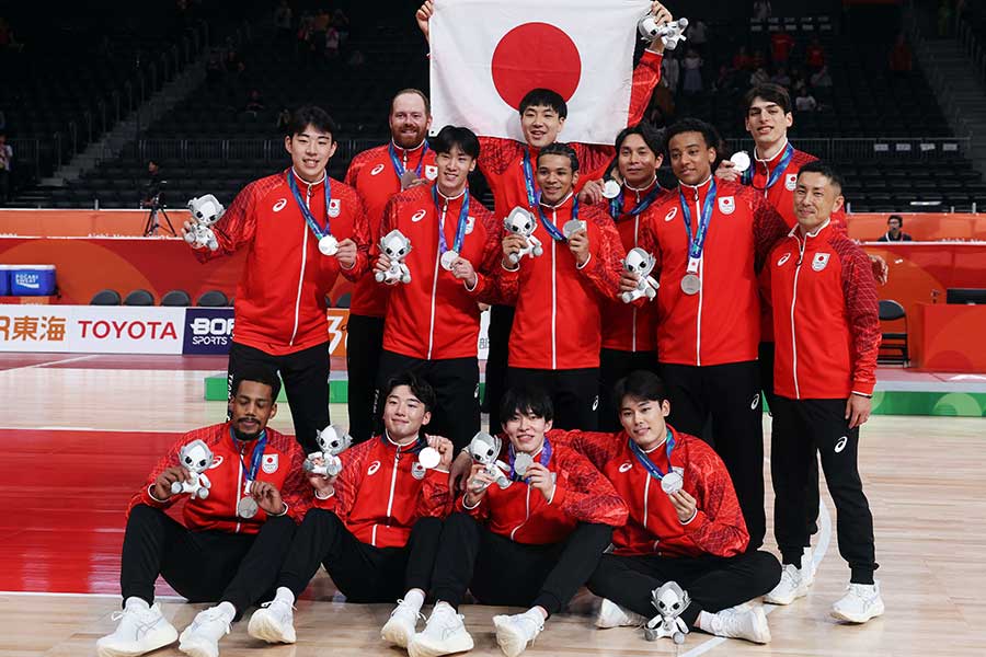 アジア大会で銀メダルを獲得したバスケットボール男子日本代表【写真：ロイター】