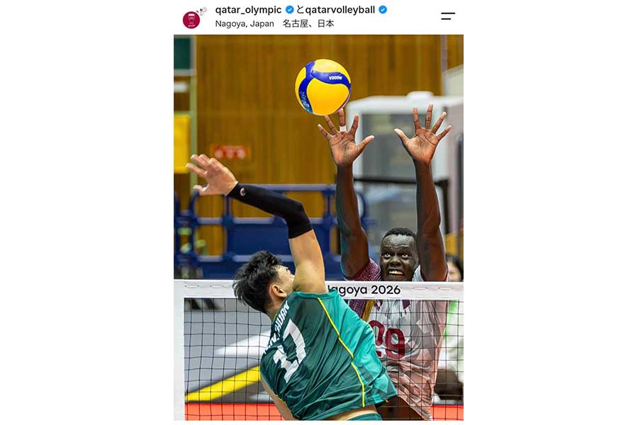 ブロックを試みるカタール代表ムバラク・ムサ・ティーク・マドゥト(写真は同国協会公式インスタグラムのスクリーンショット)
