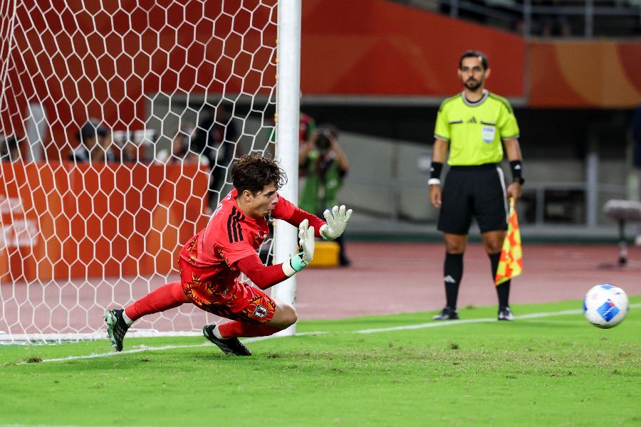 GKピサノ・アレックス幸冬堀尾の行動にファンが称賛を送った【写真:VCG/アフロ】