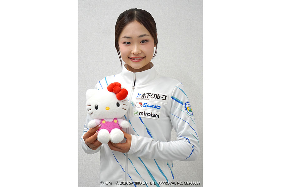 ハローキティのぬいぐるみを持ち笑顔の島田【写真：(C)KSM　(C)2026 SANRIO CO., LTD. APPROVAL NO. CB260632】