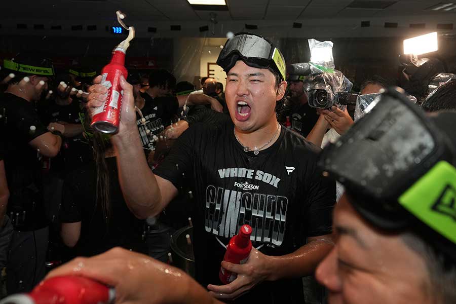 シャンパンファイトで地区シリーズ進出を祝う村上宗隆【写真:AP/アフロ】