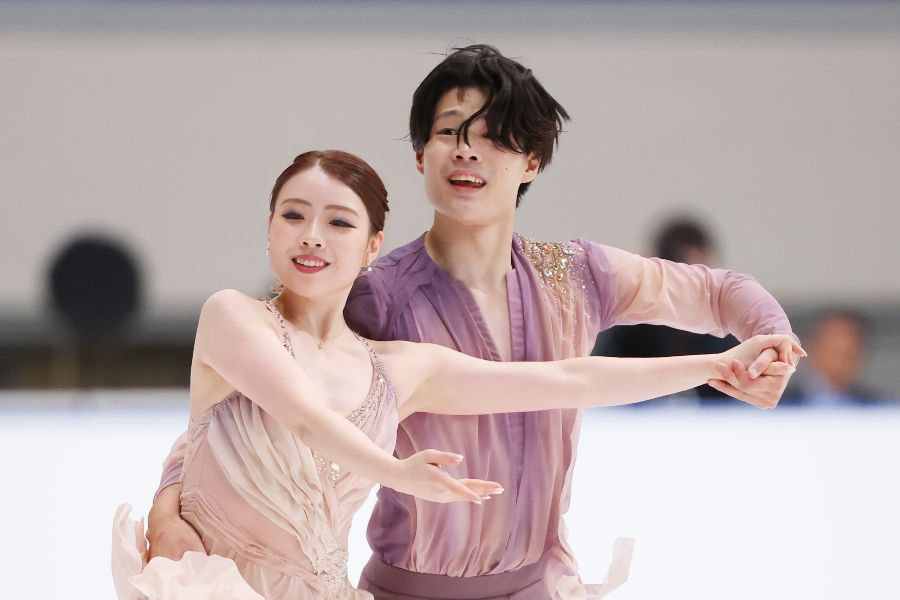 紀平梨花(左)と西山真瑚【写真:森田直樹/アフロスポーツ】